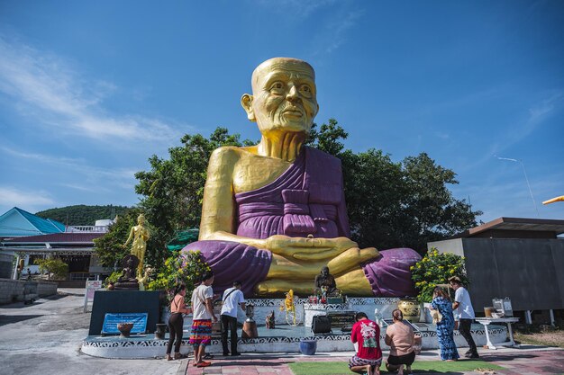 ChonburiThailand 12122022 코란 섬의 빅 골든 루앙 푸 투아드 동상코란 섬은 파타야 시 태국 누알 해변 근처의 유명한 섬입니다