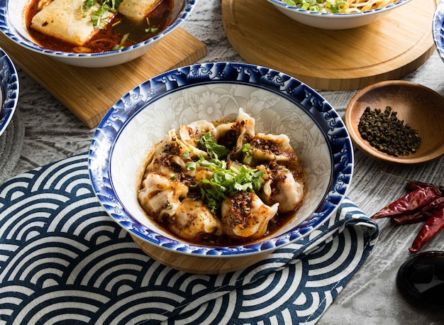 Chongqing Pittige Dumplings geserveerd in schotel geïsoleerd op servet bovenaanzicht op tafel taiwan eten