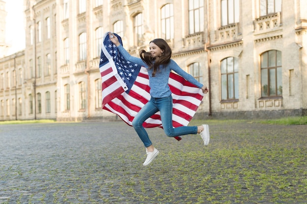 独立を選択してください幸せな子供は独立記念日を祝いますエネルギッシュな女の子はアメリカの国旗でジャンプします独立記念日7月4日独立宣言連邦祝日国民の祝日