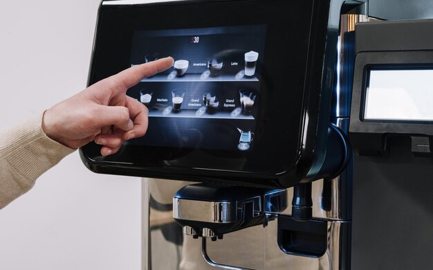 Foto scegliere le opzioni di caffè su una moderna macchina a touchscreen