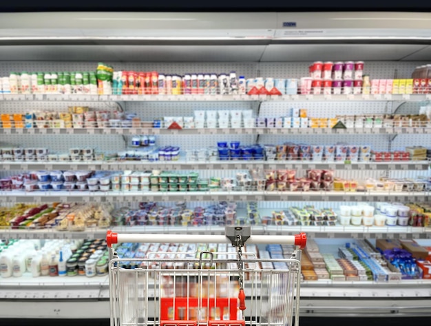 スーパーマーケットで乳製品を選ぶ 空の食料品カート 空のスーパーマーケット
