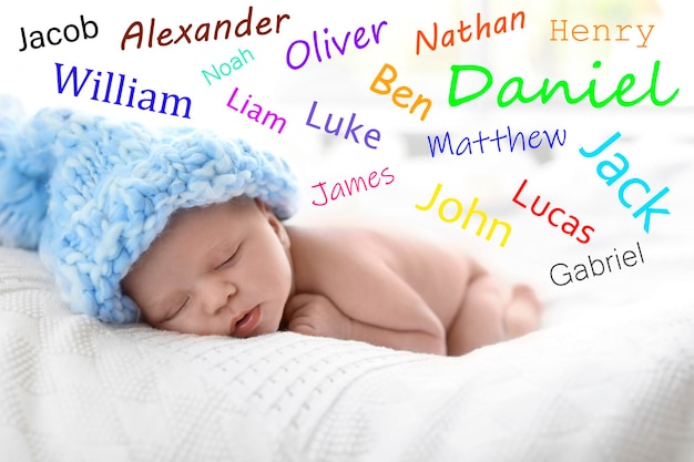 사진 아기 소년의 이름을 선택 침대에서 자고 사랑스러운 신생아