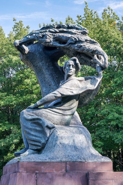 Фото Статуя шопена в варшаве