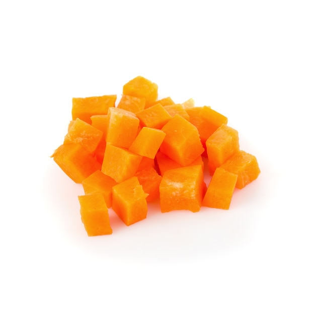 Нарезанные кусочки моркови, изолированные на белом фоне