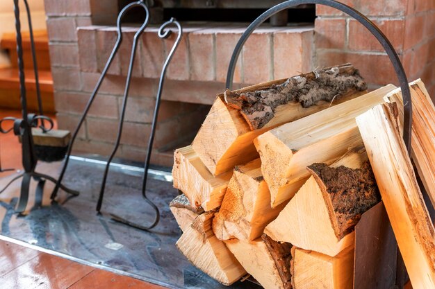 暖炉の背景にウッドパイルに積み上げられたみじん切りの薪