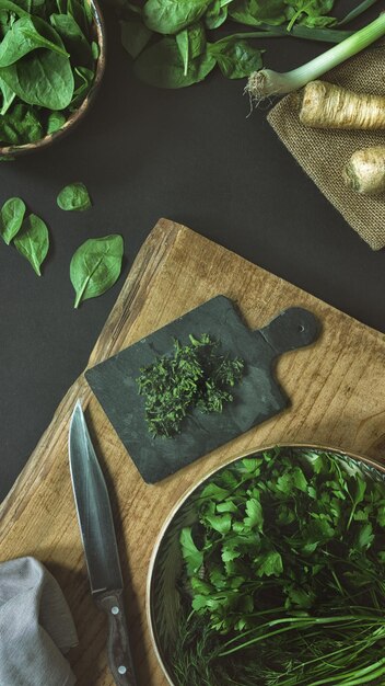 Photo chopped parsley on wooden cutting board green fresh harvested vegetable vegetarian ingredients food