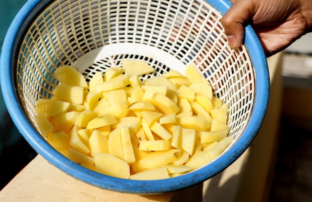 Pezzi di patate tritate in un cestino di plastica