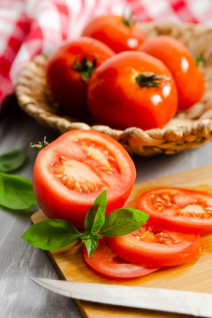 Foto pomodori tritati con la menta sul bordo di legno