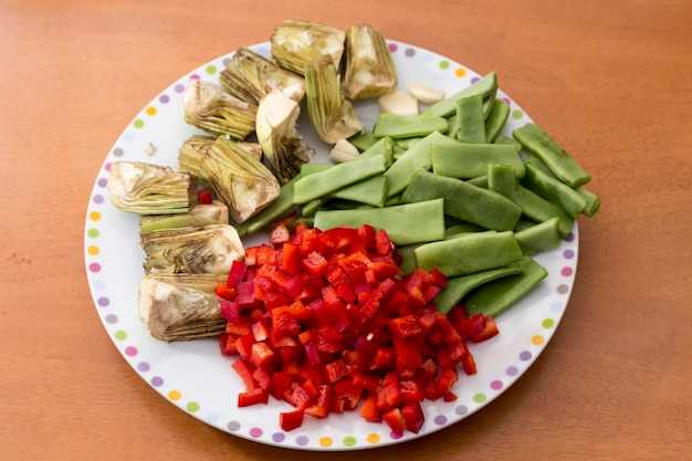 Нарезанные овощи на тарелке