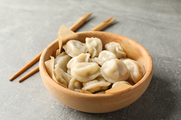 灰色の餃子と箸とボウル