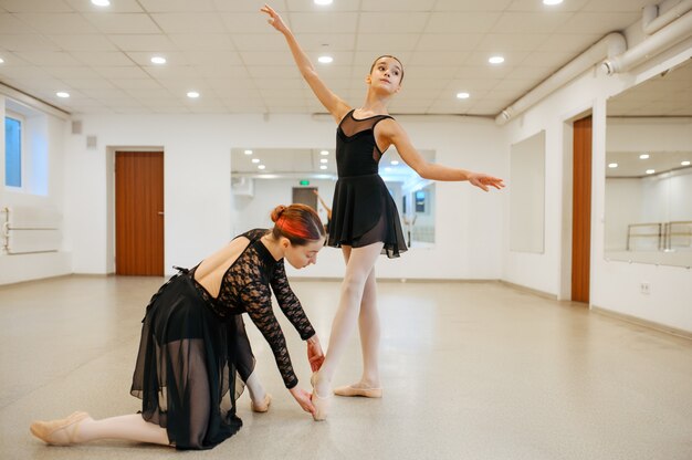 Choreograaf werkt met jonge ballerina in de klas