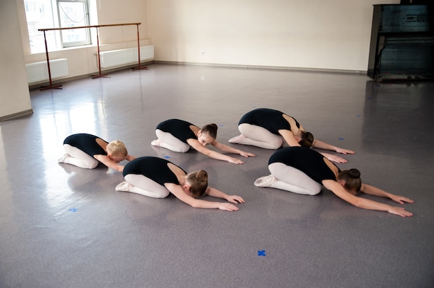 Il coreografo insegna balli ai bambini