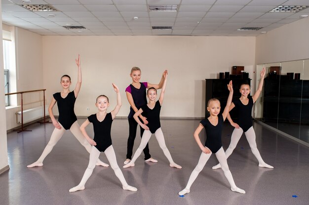 Il coreografo insegna i balli ai bambini.