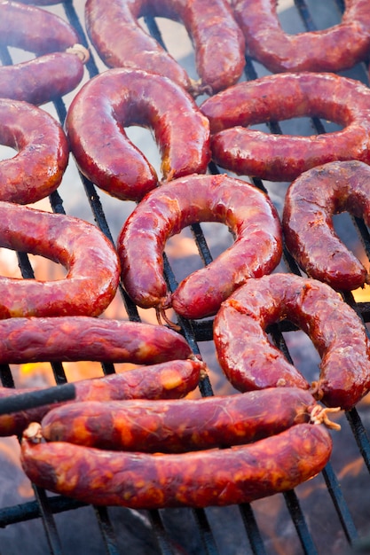 Chorizo&#39;s op de barbecue