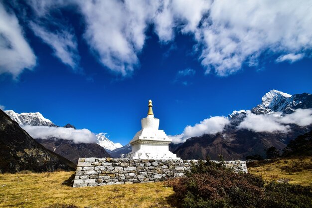 Chorten met ama dablam op de achtergrond