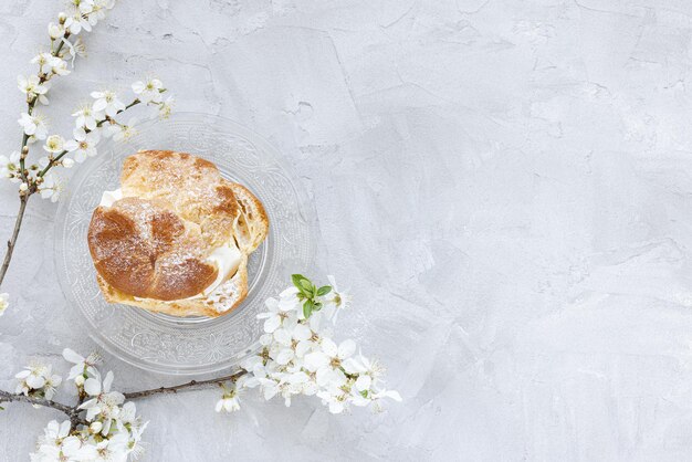 Choux Bun met slagroom en suikerpoeder erop Choux gebakdessert Franse slagroom