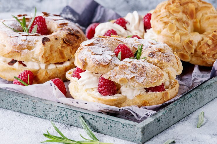 Photo choux cake paris brest with raspberries