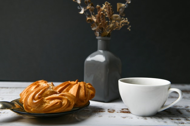 Choux al buio. bignè di pasta choux con crema pasticcera. contro un buio, un posto per scrivere.