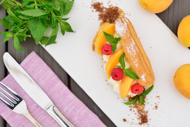 Фото Заварное тесто с малиной и абрикосами