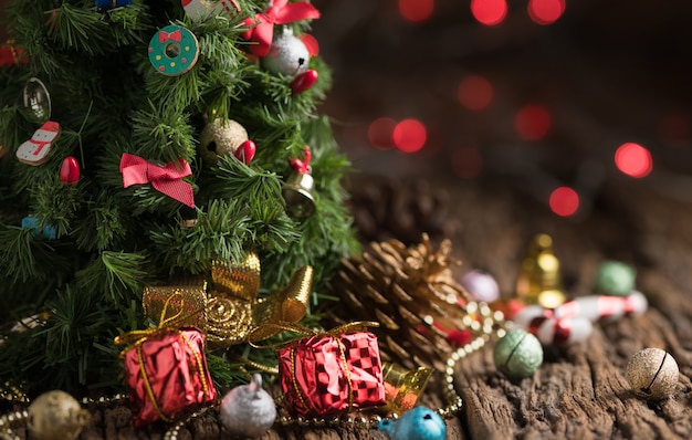 오래 된 나무와 붉은 빛 bokeh, 메리 Chrismas와 새 해 복 많이 받으세요 개념에 선물 Chrismas 트리