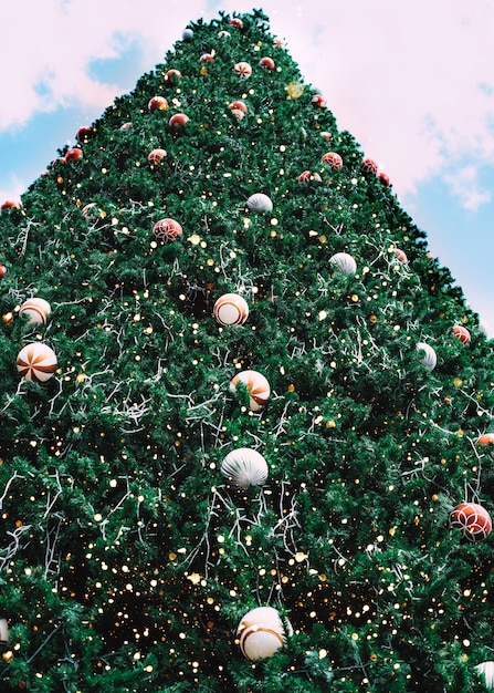 写真 装飾と装飾、垂直、ヴィンテージの色調のクリスマストツリー。