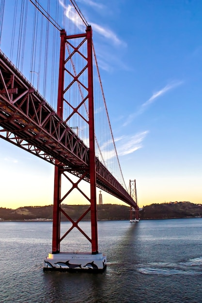 Photo christ the king statue and 25th of april bridge, lisbon, portugal