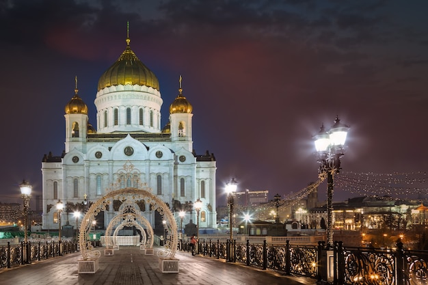 Cattedrale di cristo salvatore nelle decorazioni di natale al mattino mosca russia