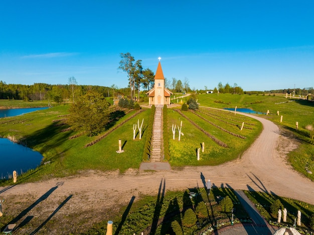 Foto christ the king hill sculpture park in aglona, letland