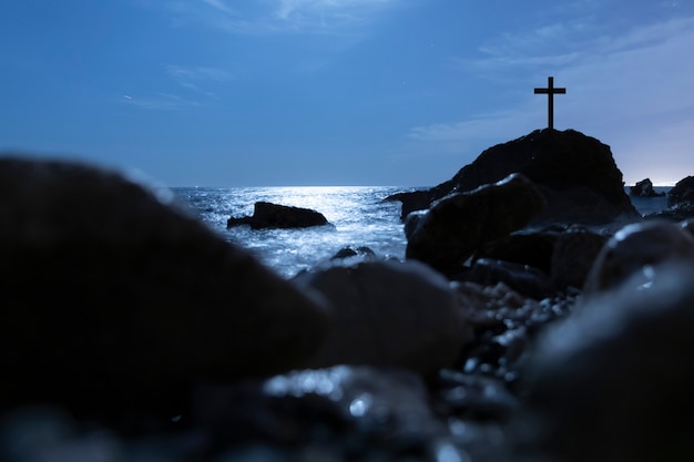 Foto christelijk kruis met natuurlandschap