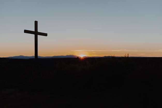 Foto christelijk kruis met natuurlandschap