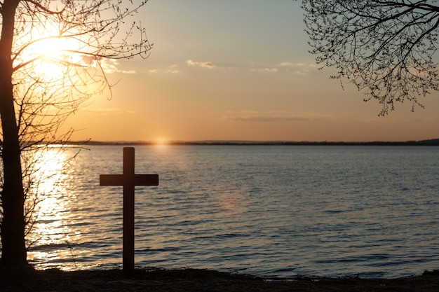 Foto christelijk kruis met natuurlandschap