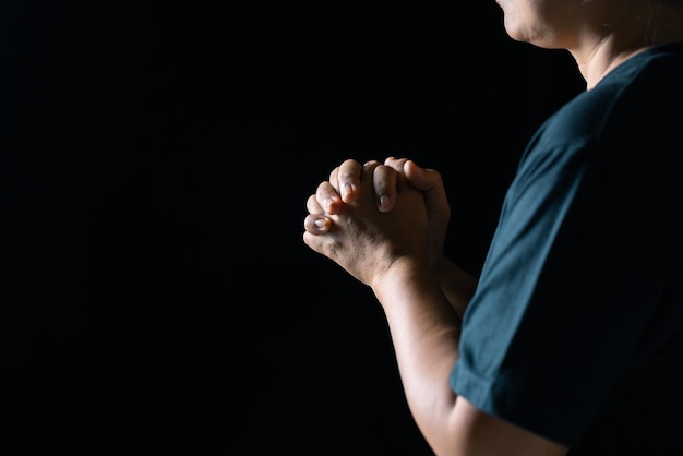 Foto christelijk leven crisis gebed tot god vrouw bidden voor god zegen om een beter leven te wensen vrouw handen bidden tot god met de bijbel smeken om vergiffenis en geloven in goedheid