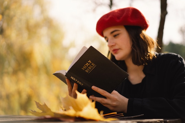 Christelijk tienermeisje houdt de bijbel in haar handen en leest het heilige bijbelconcept voor geloof