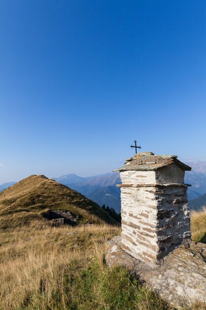Christelijke kapel tijdens een zonnige dag op Italiaanse Alpen - geloofsconcept