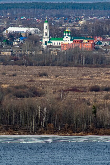 Christelijke kerk aan de oever van de rivier