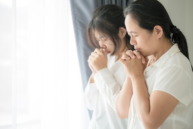 Christelijke kleine groep die samen bidt in het concept van de huiskamer, devotionele of gebedsbijeenkomst