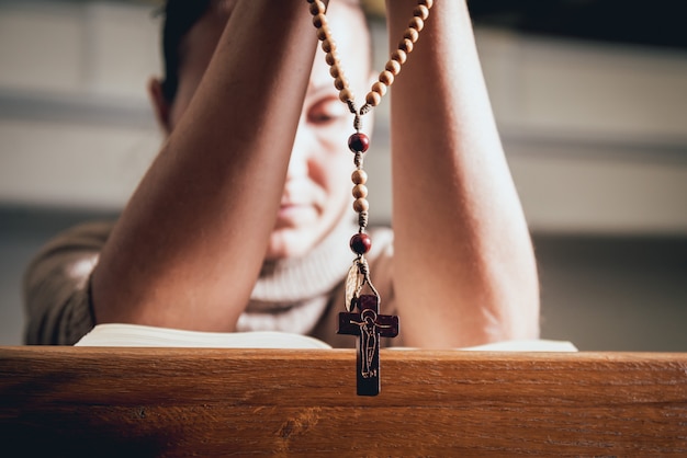 Christelijke vrouw bidden in de kerk.