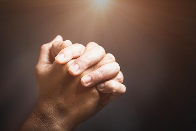 Christendom religie concept christelijk leven crisis gebed tot god vrouw bid voor god zegen om een beter leven te wensen vrouw hand aanbidding tot god smeek om vergiffenis en geloof in goedheid