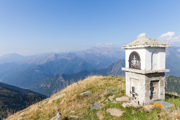 Христианская часовня в солнечный день в итальянских альпах - концепция веры
