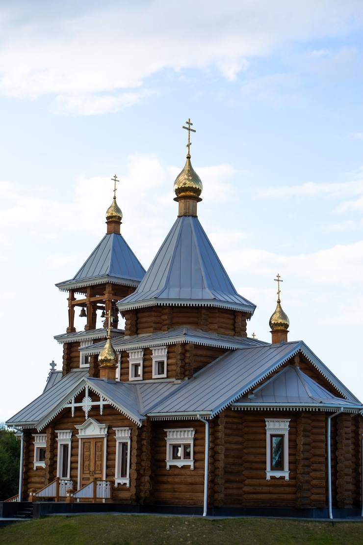 Фотография христианская церковь из деревянной рамы православная церковь с колокольней, построенной из дерева вертикальная фотография