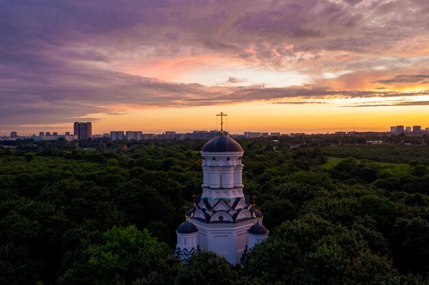 Фото Христианская церковь в парке в центре мегаполиса