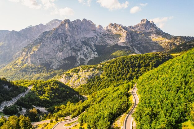 Foto chiesa cristiana nel villaggio di theth a prokletije o montagne maledette nel parco nazionale di theth albania