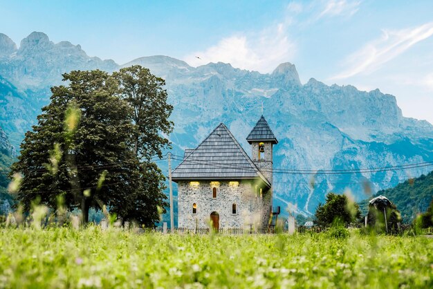 Photo christian church in the village of theth in prokletije or acursed mountains in theth national park albania