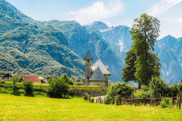 Photo christian church in the village of theth in prokletije or acursed mountains in theth national park albania