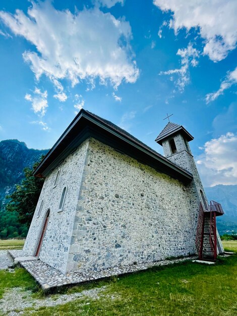 Photo christian church in the village of theth in theth national park albania