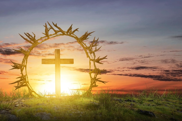 Foto croce cristiana e corona di spine sul campo