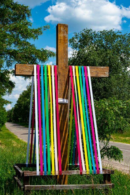 Foto la croce cristiana è decorata con nastri di colori arcobaleno