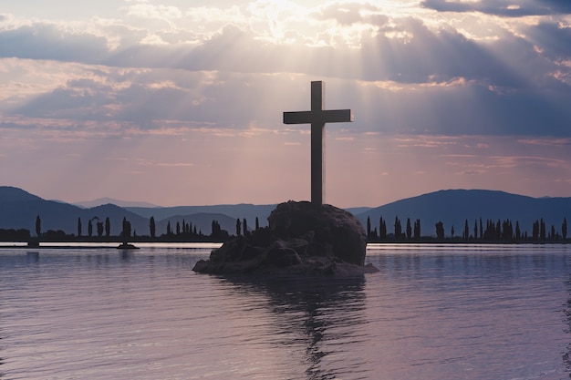 Foto croce cristiana in natura