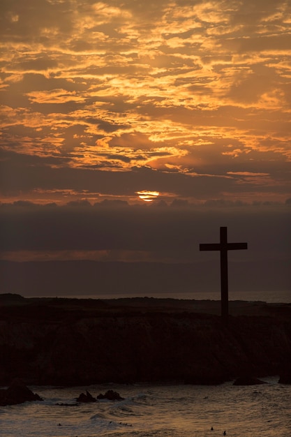 Foto croce cristiana con paesaggio naturale