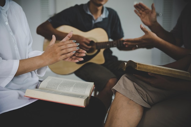 Foto gruppi familiari cristiani che pregano con la sacra bibbia